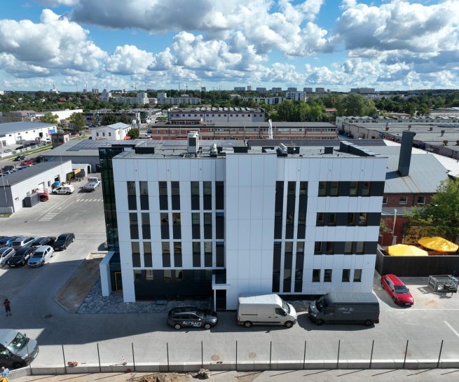 Modernizacja budynku z szybem windowym przy ul. Handlowej 5, widok od frontu z ulicy