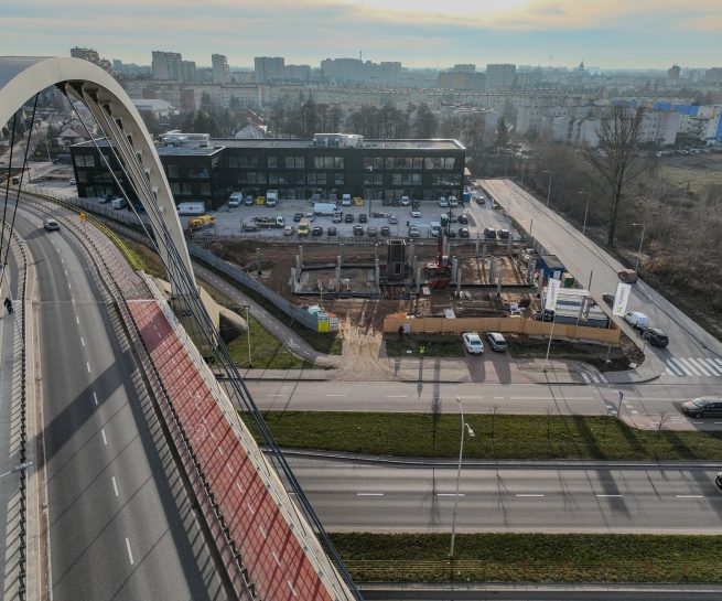 Wdidok budowy budynku biurowego z góry